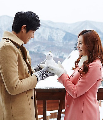 포토 JPG 주간 커플 계절 여자 남자 여유 커플라이프 여행 장갑 겨울 난간 눈사람 산 웃음 들기 사람 동양인 상반신 20대 성인 야외 두명 건물 옆모습 아웃포커스 마주보기 한국인 코트 눈 겨울여행 펜션 청년만 성인만 국내포토 자연요소 라이프스타일 건축물 잡화 감정 뷰포인트 관계 모션 숙소 날씨 촬영기법 표정 인종 청년 외투 파일형식