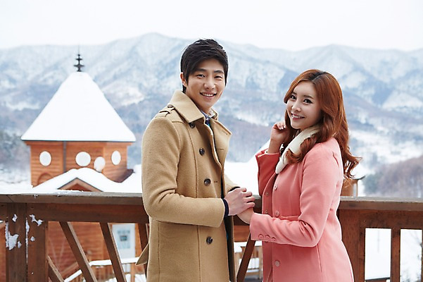 포토 JPG 주간 커플 계절 여자 남자 여유 커플라이프 여행 겨울 난간 산 웃음 사람 동양인 상반신 20대 성인 야외 두명 건물 옆모습 아웃포커스 손잡기 한국인 코트 눈 겨울여행 펜션 청년만 성인만 국내포토 자연요소 라이프스타일 건축물 감정 뷰포인트 관계 모션 숙소 날씨 촬영기법 표정 인종 청년 외투 파일형식