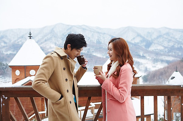 포토 JPG 주간 커플 계절 여자 남자 여유 커피 음료 커플라이프 여행 겨울 난간 티타임 휴식 산 웃음 들기 사람 동양인 상반신 20대 성인 야외 두명 건물 옆모습 아웃포커스 컵 마주보기 한국인 코트 마시기 눈 차 겨울여행 펜션 청년만 성인만 국내포토 자연요소 라이프스타일 식기 건축물 감정 뷰포인트 컨셉 관계 모션 숙소 날씨 촬영기법 표정 인종 청년 외투 파일형식