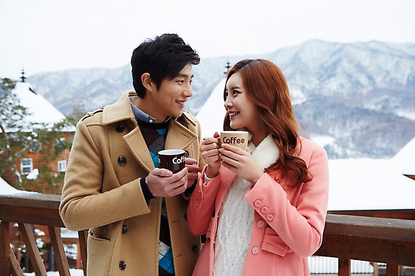 포토 JPG 주간 커플 계절 여자 남자 여유 커피 음료 커플라이프 여행 겨울 난간 티타임 휴식 산 웃음 들기 사람 동양인 상반신 20대 성인 야외 두명 건물 앞모습 아웃포커스 컵 마주보기 한국인 코트 눈 차 겨울여행 펜션 청년만 성인만 국내포토 자연요소 라이프스타일 식기 건축물 감정 뷰포인트 컨셉 관계 모션 숙소 날씨 촬영기법 표정 인종 청년 외투 파일형식
