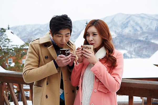 포토 JPG 주간 커플 계절 여자 남자 여유 커피 음료 커플라이프 여행 겨울 난간 티타임 휴식 산 웃음 들기 사람 동양인 상반신 20대 성인 야외 두명 건물 앞모습 아웃포커스 컵 한국인 코트 눈 뜨거움 차 불기 겨울여행 펜션 청년만 성인만 국내포토 자연요소 라이프스타일 식기 건축물 감정 뷰포인트 컨셉 관계 모션 숙소 날씨 촬영기법 표정 인종 청년 외투 파일형식