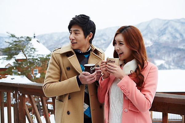 포토 JPG 주간 커플 응시 계절 여자 남자 여유 커피 음료 커플라이프 여행 겨울 난간 티타임 휴식 산 웃음 들기 사람 동양인 상반신 20대 성인 야외 두명 건물 앞모습 아웃포커스 컵 한국인 코트 눈 차 겨울여행 펜션 청년만 성인만 국내포토 자연요소 라이프스타일 식기 건축물 시선 감정 뷰포인트 컨셉 관계 모션 숙소 날씨 촬영기법 표정 인종 청년 외투 파일형식