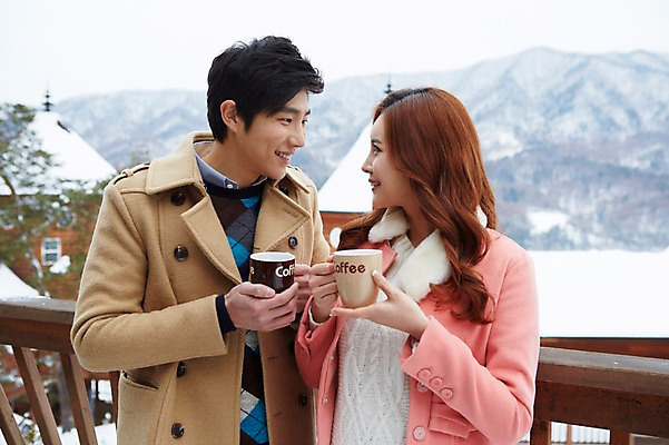 포토 JPG 주간 커플 계절 여자 남자 여유 커피 음료 커플라이프 여행 겨울 난간 티타임 휴식 산 웃음 들기 사람 동양인 상반신 20대 성인 야외 두명 건물 앞모습 아웃포커스 컵 마주보기 한국인 코트 눈 차 겨울여행 펜션 청년만 성인만 국내포토 자연요소 라이프스타일 식기 건축물 감정 뷰포인트 컨셉 관계 모션 숙소 날씨 촬영기법 표정 인종 청년 외투 파일형식