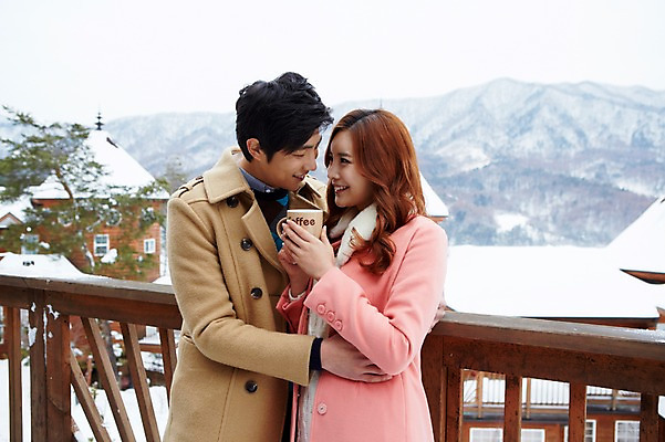 포토 JPG 주간 커플 계절 여자 남자 여유 커피 음료 커플라이프 여행 겨울 난간 안기 포옹 티타임 휴식 산 웃음 들기 사람 동양인 상반신 20대 성인 야외 두명 건물 앞모습 아웃포커스 컵 마주보기 한국인 코트 눈 차 겨울여행 펜션 청년만 성인만 국내포토 자연요소 라이프스타일 식기 건축물 감정 뷰포인트 컨셉 관계 모션 숙소 날씨 촬영기법 표정 인종 청년 외투 파일형식