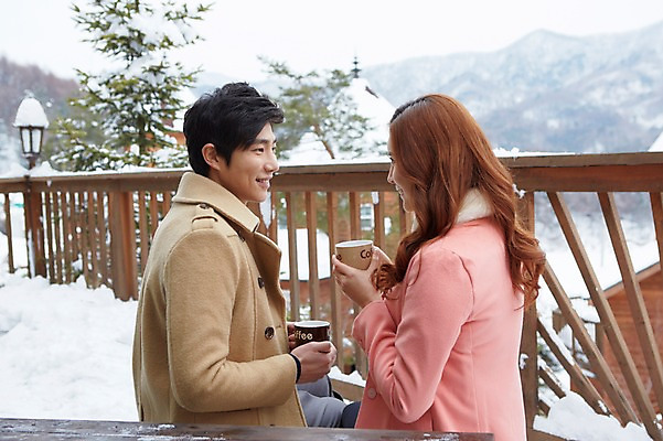 포토 JPG 주간 커플 계절 여자 남자 여유 커피 음료 커플라이프 여행 겨울 난간 티타임 휴식 웃음 들기 사람 앉기 동양인 상반신 20대 성인 야외 두명 건물 옆모습 아웃포커스 컵 마주보기 한국인 코트 눈 차 겨울여행 펜션 청년만 성인만 국내포토 자연요소 라이프스타일 식기 건축물 감정 뷰포인트 컨셉 관계 모션 숙소 날씨 촬영기법 표정 인종 청년 외투 파일형식