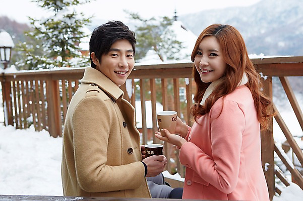포토 JPG 주간 커플 계절 여자 남자 여유 커피 음료 커플라이프 여행 겨울 난간 티타임 휴식 웃음 들기 사람 앉기 동양인 상반신 20대 성인 야외 두명 건물 옆모습 아웃포커스 컵 한국인 코트 눈 차 겨울여행 펜션 청년만 성인만 국내포토 자연요소 라이프스타일 식기 건축물 감정 뷰포인트 컨셉 관계 모션 숙소 날씨 촬영기법 표정 인종 청년 외투 파일형식