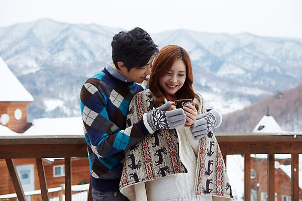 포토 JPG 주간 커플 계절 여자 남자 여유 커피 음료 커플라이프 여행 장갑 겨울 난간 티타임 휴식 웃음 들기 사람 동양인 상반신 20대 성인 야외 두명 건물 앞모습 아웃포커스 컵 한국인 눈 차 담요 겨울여행 펜션 청년만 성인만 국내포토 자연요소 라이프스타일 식기 건축물 잡화 감정 뷰포인트 컨셉 관계 모션 숙소 날씨 촬영기법 표정 인종 청년 파일형식