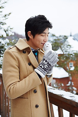 포토 JPG 주간 계절 남자 여유 여행 장갑 겨울 난간 눈사람 키스 한명 들기 사람 동양인 상반신 20대 성인 야외 옆모습 아웃포커스 눈감음 한국인 코트 눈 겨울여행 펜션 청년만 청년남자만 청년남자한명만 성인남자한명만 국내포토 자연요소 1 잡화 감정 뷰포인트 모션 숙소 날씨 촬영기법 인종 청년 외투 애정표현 남자만 남자한명만 성인남자만 성인만 파일형식