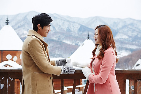 포토 JPG 주간 커플 계절 여자 남자 여유 커플라이프 여행 장갑 겨울 난간 눈사람 산 웃음 사람 동양인 상반신 20대 성인 야외 두명 건물 옆모습 아웃포커스 마주보기 한국인 코트 눈 겨울여행 펜션 청년만 성인만 국내포토 자연요소 라이프스타일 건축물 잡화 감정 뷰포인트 관계 모션 숙소 날씨 촬영기법 표정 인종 청년 외투 파일형식