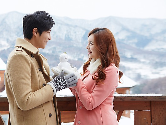 포토 JPG 주간 커플 계절 여자 남자 여유 커플라이프 여행 장갑 겨울 난간 눈사람 산 웃음 들기 사람 동양인 상반신 20대 성인 야외 두명 건물 옆모습 아웃포커스 마주보기 한국인 코트 눈 겨울여행 펜션 청년만 성인만 국내포토 자연요소 라이프스타일 건축물 잡화 감정 뷰포인트 관계 모션 숙소 날씨 촬영기법 표정 인종 청년 외투 파일형식