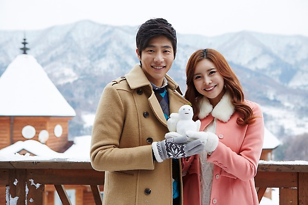 포토 JPG 주간 커플 계절 여자 남자 여유 커플라이프 여행 장갑 겨울 난간 눈사람 산 웃음 들기 사람 동양인 상반신 20대 성인 야외 두명 건물 앞모습 아웃포커스 한국인 코트 눈 겨울여행 펜션 청년만 성인만 국내포토 자연요소 라이프스타일 건축물 잡화 감정 뷰포인트 관계 모션 숙소 날씨 촬영기법 표정 인종 청년 외투 파일형식