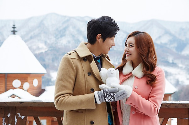 포토 JPG 주간 커플 계절 여자 남자 여유 커플라이프 여행 장갑 겨울 난간 눈사람 산 웃음 들기 사람 동양인 상반신 20대 성인 야외 두명 건물 옆모습 아웃포커스 마주보기 한국인 코트 눈 겨울여행 펜션 청년만 성인만 국내포토 자연요소 라이프스타일 건축물 잡화 감정 뷰포인트 관계 모션 숙소 날씨 촬영기법 표정 인종 청년 외투 파일형식