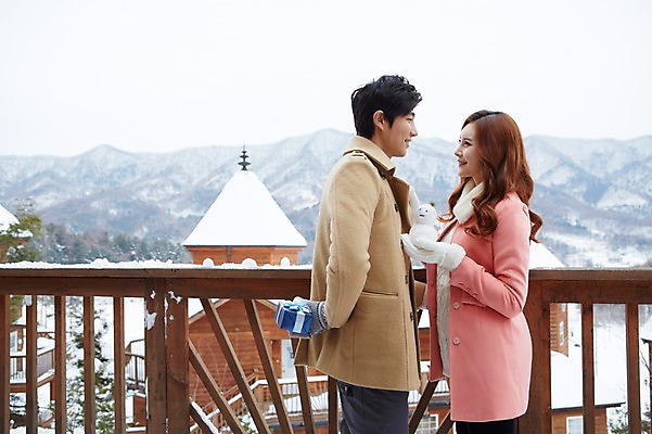 포토 JPG 주간 커플 계절 여자 남자 여유 커플라이프 여행 장갑 겨울 난간 눈사람 산 선물 웃음 들기 사람 동양인 이벤트 상반신 20대 성인 야외 두명 건물 옆모습 선물상자 마주보기 한국인 코트 눈 겨울여행 펜션 서프라이즈 청년만 성인만 국내포토 자연요소 라이프스타일 건축물 잡화 감정 뷰포인트 컨셉 관계 모션 숙소 날씨 표정 인종 청년 상자 외투 파일형식