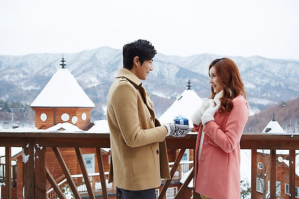 포토 JPG 주간 커플 계절 여자 남자 여유 커플라이프 여행 장갑 겨울 난간 산 선물 웃음 들기 사람 동양인 이벤트 상반신 20대 성인 야외 두명 건물 옆모습 선물상자 마주보기 한국인 코트 눈 겨울여행 펜션 청년만 성인만 국내포토 자연요소 라이프스타일 건축물 잡화 감정 뷰포인트 관계 모션 숙소 날씨 표정 인종 청년 상자 외투 파일형식