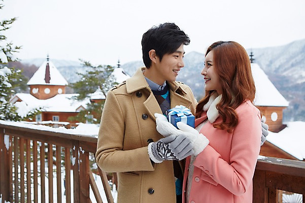 포토 JPG 주간 커플 계절 여자 남자 여유 커플라이프 여행 장갑 겨울 난간 선물 웃음 들기 사람 동양인 이벤트 상반신 20대 성인 야외 두명 건물 옆모습 아웃포커스 선물상자 마주보기 한국인 코트 눈 겨울여행 펜션 청년만 성인만 국내포토 자연요소 라이프스타일 건축물 잡화 감정 뷰포인트 관계 모션 숙소 날씨 촬영기법 표정 인종 청년 상자 외투 파일형식