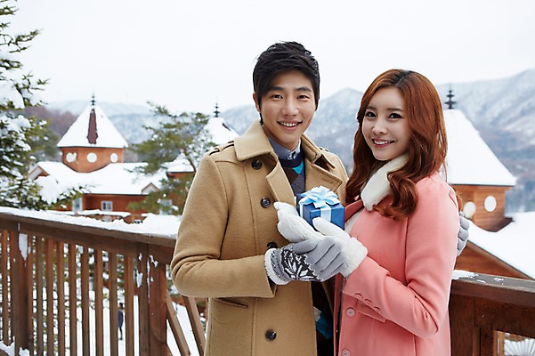 포토 JPG 주간 커플 계절 여자 남자 여유 커플라이프 여행 장갑 겨울 난간 선물 웃음 들기 사람 동양인 이벤트 상반신 20대 성인 야외 두명 건물 앞모습 아웃포커스 선물상자 한국인 코트 눈 겨울여행 펜션 청년만 성인만 국내포토 자연요소 라이프스타일 건축물 잡화 감정 뷰포인트 관계 모션 숙소 날씨 촬영기법 표정 인종 청년 상자 외투 파일형식