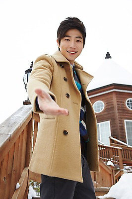 포토 JPG 주간 계절 남자 여유 여행 겨울 한명 서기 웃음 사람 동양인 상반신 20대 성인 야외 건물 앞모습 아웃포커스 한국인 코트 눈 손내밀기 겨울여행 펜션 청년만 청년남자만 청년남자한명만 성인남자한명만 국내포토 자연요소 1 건축물 감정 뷰포인트 모션 숙소 날씨 촬영기법 표정 인종 손짓 청년 외투 남자만 남자한명만 성인남자만 성인만 파일형식