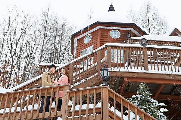 포토 JPG 주간 나무 식물 커플 계절 여자 남자 여유 커플라이프 여행 겨울 가로등 난간 서기 웃음 사람 동양인 20대 성인 야외 두명 건물 옆모습 마주보기 한국인 코트 눈 겨울여행 펜션 청년만 성인만 국내포토 자연요소 라이프스타일 건축물 공공시설 감정 뷰포인트 관계 모션 숙소 날씨 표정 인종 청년 외투 파일형식