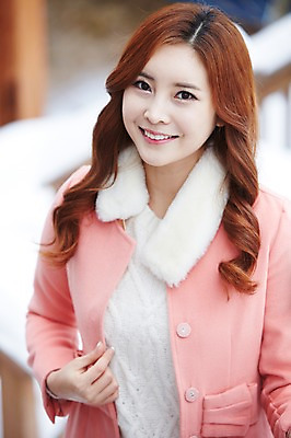 포토 JPG 주간 계절 여자 여유 여행 겨울 난간 한명 웃음 사람 동양인 상반신 20대 성인 야외 앞모습 아웃포커스 한국인 코트 눈 겨울여행 펜션 여자만 청년만 청년여자만 성인한명만 청년여자한명만 성인여자한명만 국내포토 자연요소 1 감정 뷰포인트 숙소 날씨 촬영기법 표정 인종 청년 외투 여자한명만 성인여자만 성인만 파일형식