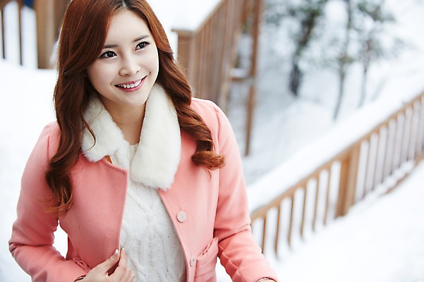 포토 JPG 주간 응시 계절 여자 여유 여행 겨울 난간 한명 웃음 사람 동양인 상반신 20대 성인 야외 앞모습 아웃포커스 한국인 코트 눈 겨울여행 펜션 여자만 청년만 청년여자만 성인한명만 청년여자한명만 성인여자한명만 국내포토 자연요소 1 시선 감정 뷰포인트 숙소 날씨 촬영기법 표정 인종 청년 외투 여자한명만 성인여자만 성인만 파일형식