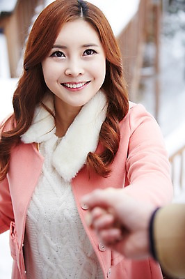 포토 JPG 주간 손 커플 계절 여자 여유 커플라이프 여행 겨울 난간 웃음 사람 동양인 상반신 20대 성인 야외 두명 앞모습 아웃포커스 손잡기 한국인 코트 겨울여행 여자만 청년만 청년여자만 국내포토 자연요소 라이프스타일 감정 뷰포인트 관계 모션 촬영기법 표정 인종 청년 신체부위 외투 성인만 파일형식