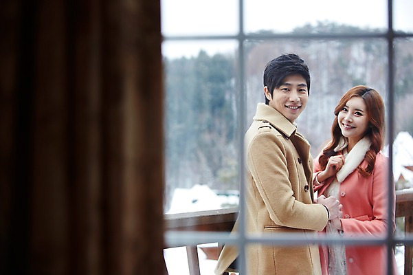 포토 JPG 주간 커플 계절 여자 남자 여유 커플라이프 여행 겨울 창문 난간 웃음 사람 동양인 상반신 20대 성인 야외 두명 옆모습 아웃포커스 손잡기 한국인 코트 겨울여행 펜션 청년만 성인만 국내포토 자연요소 라이프스타일 감정 뷰포인트 관계 모션 숙소 촬영기법 표정 인종 청년 외투 파일형식