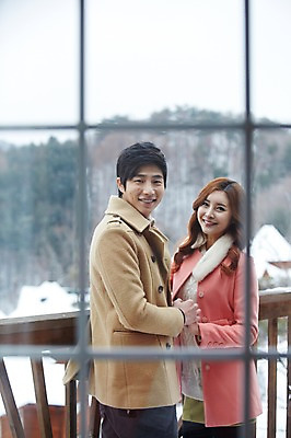 포토 JPG 주간 커플 계절 여자 남자 여유 커플라이프 여행 겨울 창문 난간 웃음 사람 동양인 상반신 20대 성인 야외 두명 옆모습 아웃포커스 손잡기 한국인 코트 겨울여행 펜션 청년만 성인만 국내포토 자연요소 라이프스타일 감정 뷰포인트 관계 모션 숙소 촬영기법 표정 인종 청년 외투 파일형식