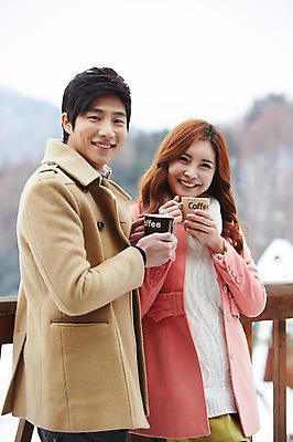 포토 JPG 주간 커플 계절 여자 남자 여유 커피 음료 커플라이프 여행 겨울 난간 티타임 휴식 웃음 들기 사람 동양인 상반신 20대 성인 야외 두명 앞모습 옆모습 아웃포커스 컵 한국인 코트 차 겨울여행 펜션 청년만 성인만 국내포토 자연요소 라이프스타일 식기 감정 뷰포인트 컨셉 관계 모션 숙소 촬영기법 표정 인종 청년 외투 파일형식