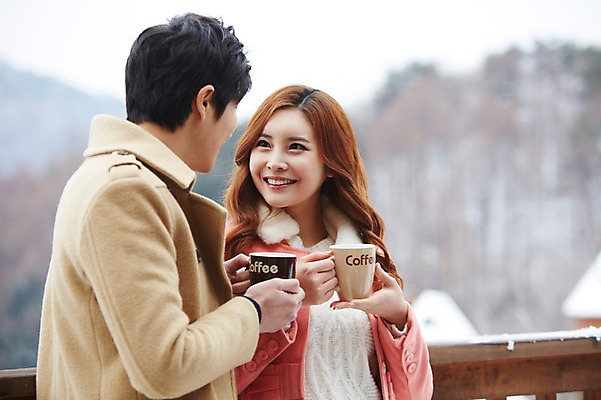 포토 JPG 주간 커플 계절 여자 남자 여유 커피 음료 커플라이프 여행 겨울 난간 티타임 휴식 웃음 들기 사람 동양인 상반신 20대 성인 야외 두명 앞모습 옆모습 아웃포커스 컵 마주보기 한국인 코트 차 겨울여행 펜션 청년만 성인만 국내포토 자연요소 라이프스타일 식기 감정 뷰포인트 컨셉 관계 모션 숙소 촬영기법 표정 인종 청년 외투 파일형식