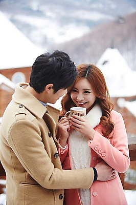 포토 JPG 주간 커플 계절 여자 남자 여유 커피 음료 커플라이프 여행 겨울 난간 티타임 휴식 웃음 들기 사람 동양인 상반신 20대 성인 야외 두명 앞모습 아웃포커스 컵 마주보기 한국인 코트 차 겨울여행 펜션 청년만 성인만 국내포토 자연요소 라이프스타일 식기 감정 뷰포인트 컨셉 관계 모션 숙소 촬영기법 표정 인종 청년 외투 파일형식