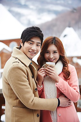 포토 JPG 주간 커플 계절 여자 남자 여유 커피 음료 커플라이프 여행 겨울 난간 티타임 휴식 웃음 들기 사람 동양인 상반신 20대 성인 야외 두명 앞모습 아웃포커스 컵 한국인 코트 차 겨울여행 펜션 청년만 성인만 국내포토 자연요소 라이프스타일 식기 감정 뷰포인트 컨셉 관계 모션 숙소 촬영기법 표정 인종 청년 외투 파일형식