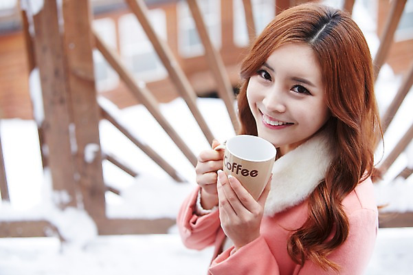 포토 JPG 주간 계절 여자 여유 커피 음료 여행 겨울 난간 티타임 휴식 한명 웃음 들기 사람 동양인 상반신 20대 성인 야외 옆모습 아웃포커스 컵 한국인 코트 눈 차 겨울여행 펜션 여자만 청년만 청년여자만 성인한명만 청년여자한명만 성인여자한명만 국내포토 자연요소 1 식기 감정 뷰포인트 컨셉 모션 숙소 날씨 촬영기법 표정 인종 청년 외투 여자한명만 성인여자만 성인만 파일형식