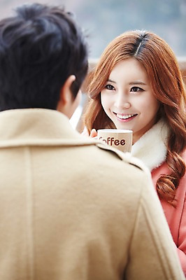 포토 JPG 주간 커플 계절 여자 남자 여유 커피 음료 커플라이프 여행 겨울 티타임 휴식 웃음 들기 사람 동양인 상반신 20대 성인 야외 두명 앞모습 뒷모습 아웃포커스 컵 마주보기 한국인 코트 차 겨울여행 청년만 성인만 국내포토 자연요소 라이프스타일 식기 감정 뷰포인트 컨셉 관계 모션 촬영기법 표정 인종 청년 외투 파일형식