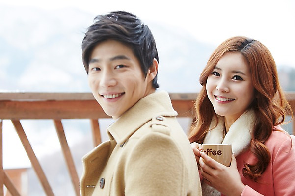 포토 JPG 주간 커플 계절 여자 남자 여유 커피 음료 커플라이프 여행 겨울 난간 티타임 휴식 웃음 들기 사람 동양인 상반신 20대 성인 야외 두명 옆모습 아웃포커스 컵 한국인 코트 차 겨울여행 청년만 성인만 국내포토 자연요소 라이프스타일 식기 감정 뷰포인트 컨셉 관계 모션 촬영기법 표정 인종 청년 외투 파일형식