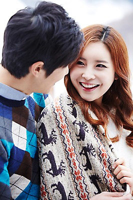 포토 JPG 주간 커플 계절 여자 남자 여유 커플라이프 여행 겨울 휴식 웃음 사람 동양인 상반신 20대 성인 야외 두명 앞모습 옆모습 마주보기 한국인 담요 겨울여행 청년만 성인만 국내포토 자연요소 라이프스타일 감정 뷰포인트 컨셉 관계 모션 표정 인종 청년 파일형식