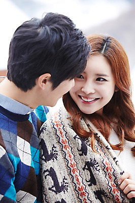 포토 JPG 주간 커플 계절 여자 남자 여유 커플라이프 여행 겨울 휴식 웃음 사람 동양인 상반신 20대 성인 야외 두명 앞모습 옆모습 아웃포커스 마주보기 한국인 담요 겨울여행 청년만 성인만 국내포토 자연요소 라이프스타일 감정 뷰포인트 컨셉 관계 모션 촬영기법 표정 인종 청년 파일형식