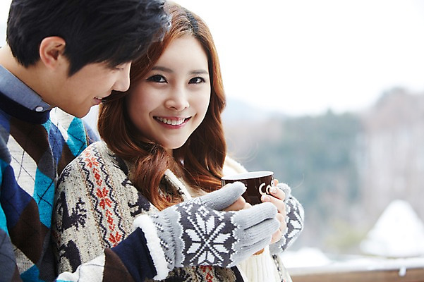 포토 JPG 주간 커플 계절 여자 남자 여유 커피 음료 커플라이프 여행 장갑 겨울 티타임 휴식 웃음 들기 사람 동양인 상반신 20대 성인 야외 두명 앞모습 아웃포커스 컵 한국인 차 담요 겨울여행 청년만 국내포토 자연요소 라이프스타일 식기 잡화 감정 뷰포인트 컨셉 관계 모션 촬영기법 표정 인종 청년 성인만 파일형식