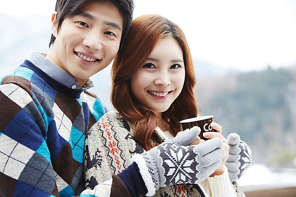 포토 JPG 주간 커플 계절 여자 남자 여유 커피 음료 커플라이프 여행 장갑 겨울 티타임 휴식 웃음 들기 사람 동양인 상반신 20대 성인 야외 두명 앞모습 아웃포커스 컵 한국인 차 담요 겨울여행 청년만 국내포토 자연요소 라이프스타일 식기 잡화 감정 뷰포인트 컨셉 관계 모션 촬영기법 표정 인종 청년 성인만 파일형식