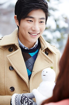 포토 JPG 주간 계절 남자 여유 여행 장갑 겨울 눈사람 한명 웃음 들기 사람 동양인 상반신 20대 성인 야외 앞모습 아웃포커스 한국인 코트 눈 겨울여행 청년만 청년남자만 청년남자한명만 성인남자한명만 국내포토 자연요소 1 잡화 감정 뷰포인트 모션 날씨 촬영기법 표정 인종 청년 외투 남자만 남자한명만 성인남자만 성인만 파일형식