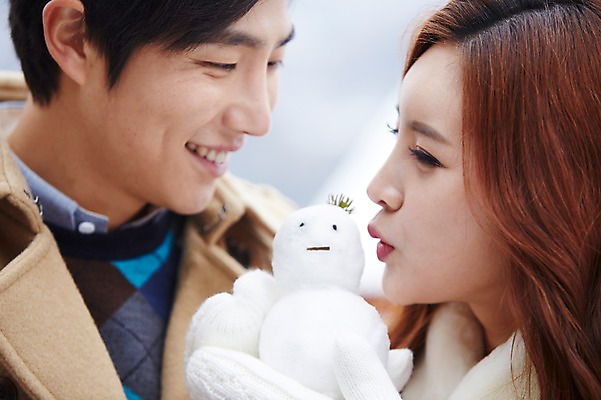 포토 JPG 주간 커플 계절 여자 남자 여유 커플라이프 여행 장갑 겨울 눈사람 웃음 들기 사람 동양인 상반신 20대 성인 야외 두명 옆모습 아웃포커스 마주보기 한국인 코트 눈 겨울여행 청년만 국내포토 자연요소 라이프스타일 잡화 감정 뷰포인트 관계 모션 날씨 촬영기법 표정 인종 청년 외투 성인만 파일형식