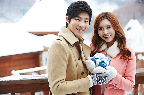 포토 JPG 주간 커플 계절 여자 남자 여유 커플라이프 여행 장갑 겨울 난간 선물 웃음 들기 사람 동양인 이벤트 상반신 20대 성인 야외 두명 건물 앞모습 아웃포커스 선물상자 한국인 코트 눈 겨울여행 펜션 청년만 국내포토 자연요소 라이프스타일 건축물 잡화 감정 뷰포인트 관계 모션 숙소 날씨 촬영기법 표정 인종 청년 상자 외투 성인만 파일형식