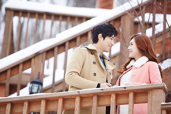 포토 JPG 주간 커플 계절 여자 남자 여유 커플라이프 여행 겨울 난간 웃음 사람 동양인 상반신 20대 성인 야외 두명 건물 옆모습 아웃포커스 마주보기 한국인 코트 눈 겨울여행 펜션 청년만 국내포토 자연요소 라이프스타일 건축물 감정 뷰포인트 관계 모션 숙소 날씨 촬영기법 표정 인종 청년 외투 성인만 파일형식