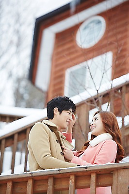 포토 JPG 주간 커플 계절 여자 남자 여유 커플라이프 여행 겨울 난간 웃음 사람 동양인 상반신 20대 성인 야외 두명 건물 옆모습 아웃포커스 마주보기 한국인 코트 눈 겨울여행 펜션 청년만 국내포토 자연요소 라이프스타일 건축물 감정 뷰포인트 관계 모션 숙소 날씨 촬영기법 표정 인종 청년 외투 성인만 파일형식