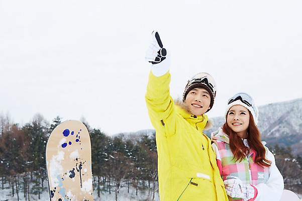 포토 JPG 주간 나무 식물 모자 커플 응시 계절 여자 남자 커플라이프 장갑 겨울 레저 겨울스포츠 스키장 고글 산 웃음 사람 동양인 상반신 20대 성인 야외 두명 앞모습 한국인 눈 가리킴 스노우보드 보드 즐거움 스키복 청년만 국내포토 자연요소 라이프스타일 시선 잡화 옷 감정 스포츠 뷰포인트 관계 날씨 스키 표정 인종 손짓 청년 보드_스포츠 성인만 파일형식