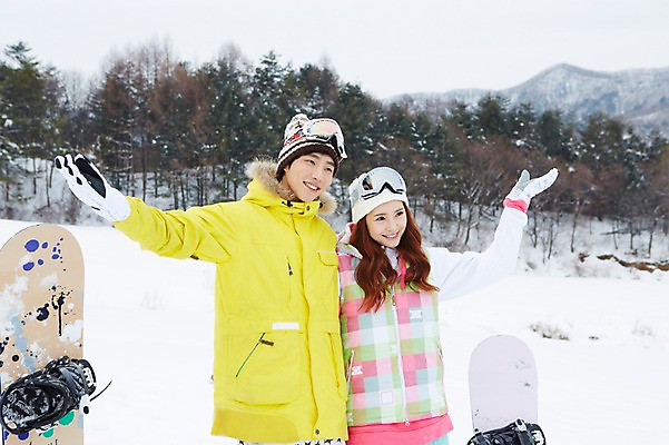 포토 JPG 주간 나무 식물 모자 커플 응시 계절 여자 남자 커플라이프 장갑 겨울 팔벌리기 레저 겨울스포츠 스키장 고글 산 서기 웃음 사람 동양인 손짓 상반신 20대 성인 야외 두명 앞모습 한국인 눈 스노우보드 보드 즐거움 스키복 청년만 국내포토 자연요소 라이프스타일 시선 잡화 옷 감정 스포츠 뷰포인트 관계 모션 날씨 스키 표정 인종 청년 보드_스포츠 성인만 파일형식