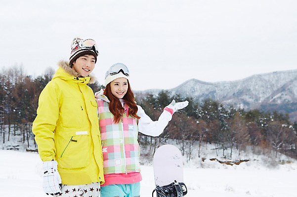 포토 JPG 주간 나무 식물 모자 커플 응시 계절 여자 남자 커플라이프 장갑 겨울 레저 겨울스포츠 스키장 고글 산 서기 웃음 사람 동양인 손짓 상반신 20대 성인 야외 두명 앞모습 한국인 눈 스노우보드 보드 즐거움 스키복 청년만 국내포토 자연요소 라이프스타일 시선 잡화 옷 감정 스포츠 뷰포인트 관계 모션 날씨 스키 표정 인종 청년 보드_스포츠 성인만 파일형식