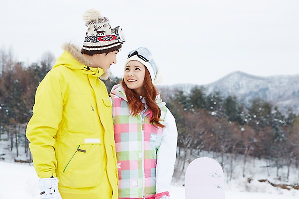 포토 JPG 주간 나무 식물 모자 커플 계절 여자 남자 커플라이프 장갑 겨울 레저 겨울스포츠 스키장 고글 산 웃음 사람 동양인 상반신 20대 성인 야외 두명 옆모습 아웃포커스 마주보기 한국인 눈 스노우보드 보드 즐거움 스키복 청년만 국내포토 자연요소 라이프스타일 잡화 옷 감정 스포츠 뷰포인트 관계 모션 날씨 스키 촬영기법 표정 인종 청년 보드_스포츠 성인만 파일형식