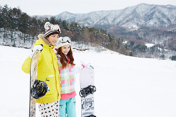 포토 JPG 주간 나무 식물 모자 커플 응시 계절 여자 남자 커플라이프 장갑 겨울 레저 겨울스포츠 스키장 고글 산 서기 웃음 사람 동양인 상반신 20대 성인 야외 두명 옆모습 한국인 눈 스노우보드 보드 즐거움 스키복 청년만 국내포토 자연요소 라이프스타일 시선 잡화 옷 감정 스포츠 뷰포인트 관계 모션 날씨 스키 표정 인종 청년 보드_스포츠 성인만 파일형식