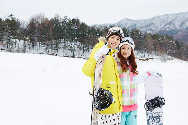 포토 JPG 주간 나무 식물 모자 커플 응시 계절 여자 남자 커플라이프 장갑 겨울 레저 겨울스포츠 스키장 고글 산 서기 웃음 사람 동양인 상반신 20대 성인 야외 두명 앞모습 한국인 눈 가리킴 스노우보드 보드 즐거움 스키복 청년만 국내포토 자연요소 라이프스타일 시선 잡화 옷 감정 스포츠 뷰포인트 관계 모션 날씨 스키 표정 인종 손짓 청년 보드_스포츠 성인만 파일형식