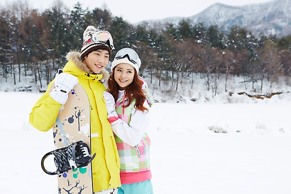 포토 JPG 주간 나무 식물 모자 커플 응시 계절 여자 남자 커플라이프 장갑 겨울 레저 겨울스포츠 스키장 고글 산 서기 웃음 사람 동양인 상반신 20대 성인 야외 두명 앞모습 한국인 눈 스노우보드 보드 즐거움 스키복 청년만 국내포토 자연요소 라이프스타일 시선 잡화 옷 감정 스포츠 뷰포인트 관계 모션 날씨 스키 표정 인종 청년 보드_스포츠 성인만 파일형식